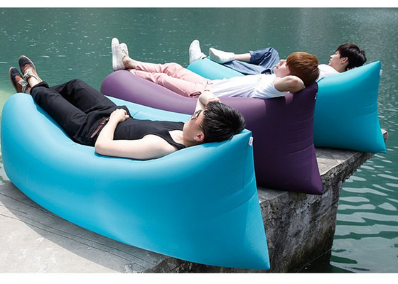 China Lugar frecuentada inflable al aire libre del sofá del aire del saco de dormir que acampa con el logotipo impreso proveedor