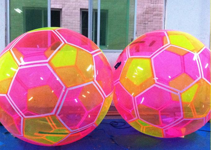 Bola que camina del agua inflable colorida de la forma del fútbol para los alquileres