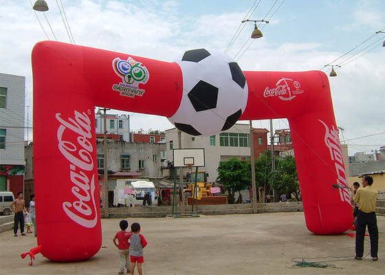 China Arco inflable de la entrada de la Coca-Cola de encargo roja del fútbol, arco inflable del final con la impresión completa proveedor