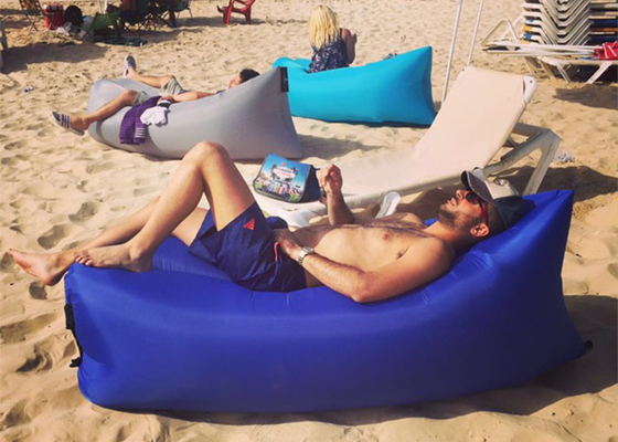 CHINA Sofá cama perezoso inflable inflable de la playa de la sola persona del saco de dormir del salón del poliéster proveedor