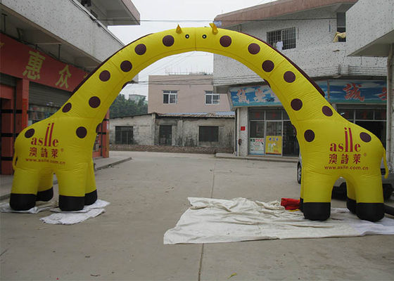 China Amarillee el arco inflable del PVC Airblown de 0,55 milímetros, aduana de la arcada de la entrada de la jirafa fábrica